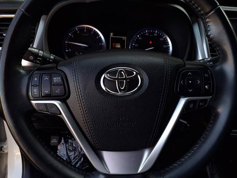 Certified 2019 Toyota Highlander SE w/ Nightshade Edition image 13