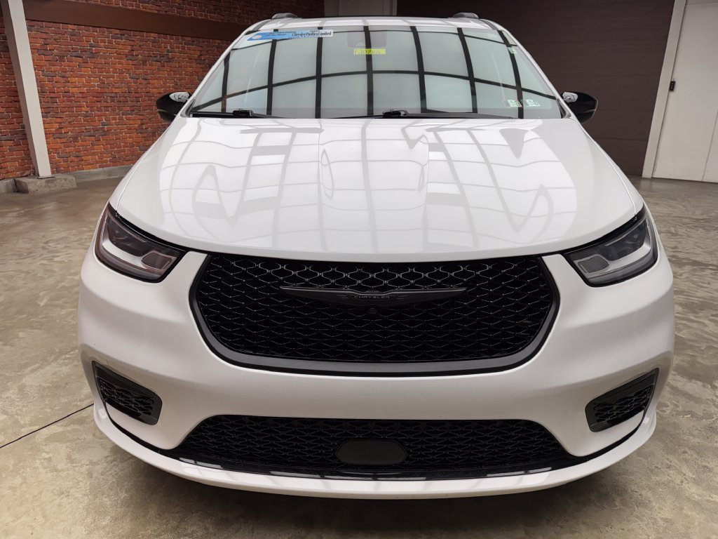 Used 2025 Chrysler Pacifica Limited FWD image 9