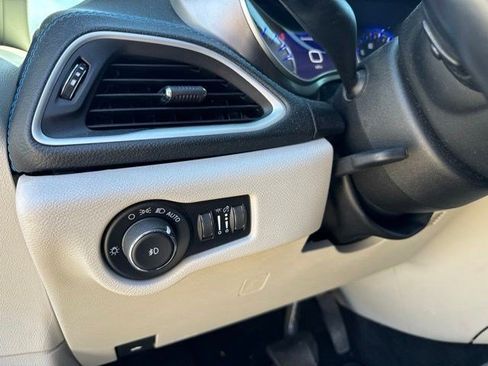 Used 2021 Chrysler Pacifica Touring w/ Uconnect Theater Family Group FWD image 20
