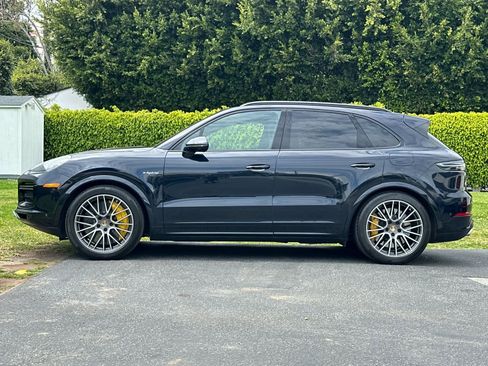 Certified 2022 Porsche Cayenne Turbo S AWD/4WD image 2