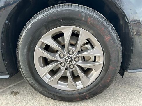 Used 2022 Toyota Sienna XLE image 32