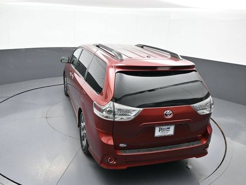 Used 2017 Toyota Sienna SE FWD image 41