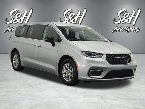 Used 2024 Chrysler Pacifica Touring-L FWD image 2