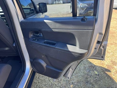 Used 2012 Jeep Liberty Sport image 9