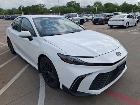 Used 2025 Toyota Camry SE w/ Convenience Package image 8