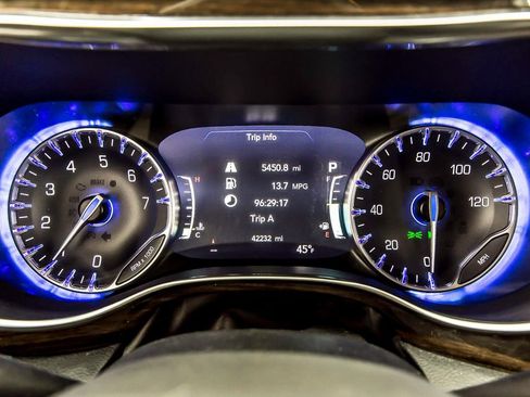 Used 2022 Chrysler Pacifica Limited w/ Uconnect Theater Family Group image 18