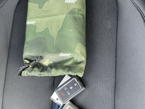 Used 2023 Jeep Grand Cherokee Laredo w/ Luxury Tech Group I AWD/4WD image 12