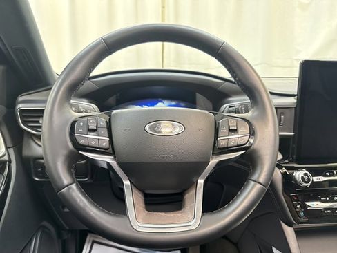 Used 2024 Ford Explorer Platinum w/ Technology Package AWD/4WD image 16