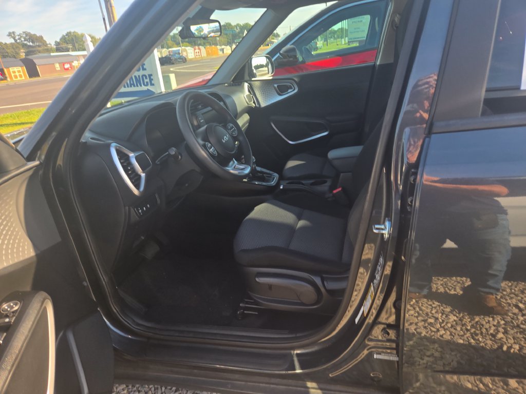 Used 2025 Kia Soul LX w/ LX Technology Package FWD image 7