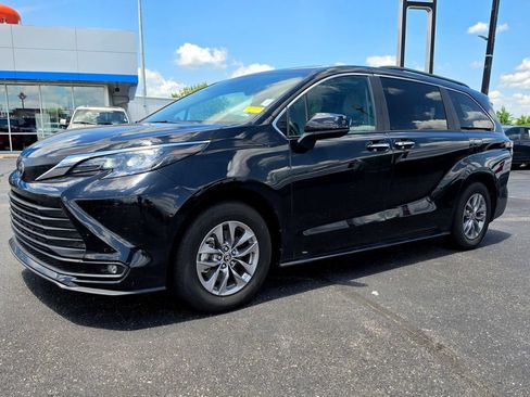 Used 2026 Toyota Sienna XLE FWD image 2