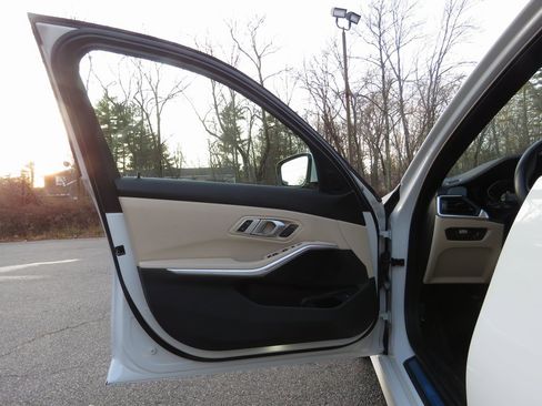 Used 2022 BMW 330i xDrive Sedan w/ Driving Assistance Package image 10