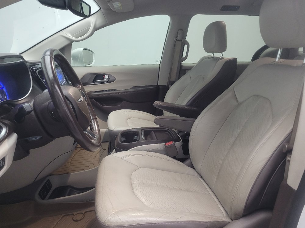 Used 2019 Chrysler Pacifica Touring-L FWD image 17