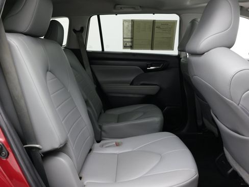 Used 2022 Toyota Highlander XLE FWD image 47