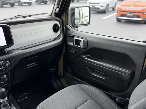 Used 2025 Jeep Gladiator Sport image 18