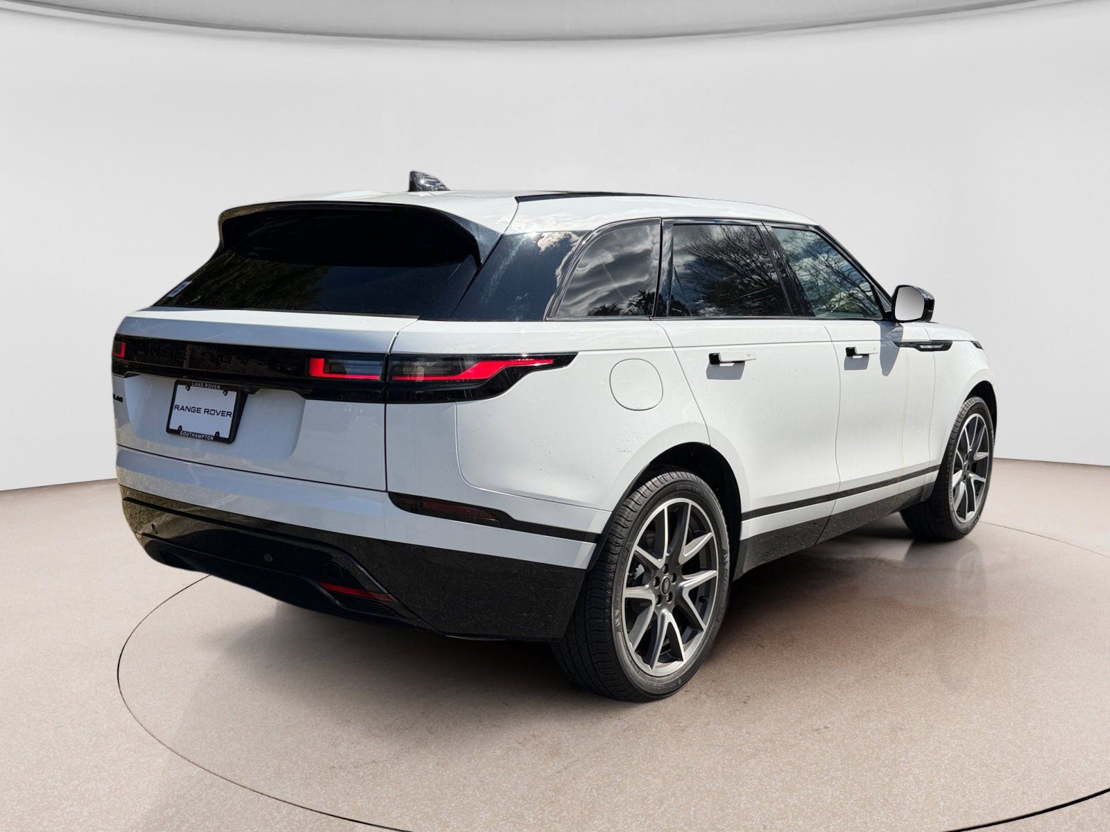 New 2026 Land Rover Range Rover Velar Dynamic SE AWD/4WD image 5