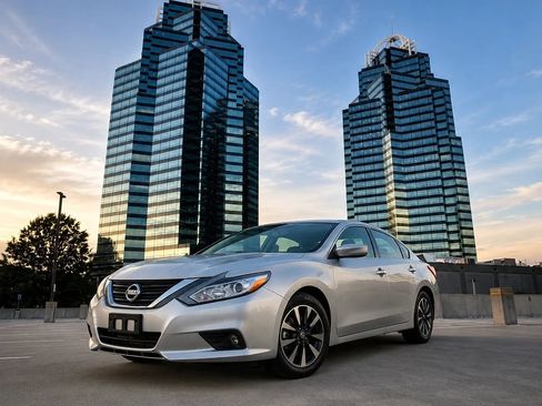 Used 2016 Nissan Altima 2.5 SV FWD image 1
