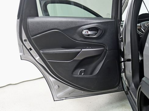 Used 2019 Jeep Cherokee Latitude Plus w/ Cold Weather Group AWD/4WD image 32