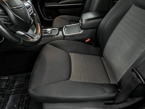 Used 2019 Chrysler 300 Touring RWD image 16