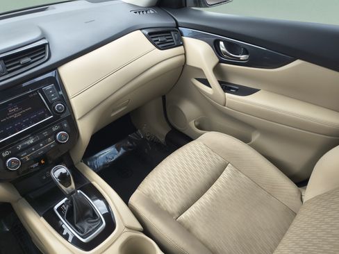 Certified 2019 Nissan Rogue SV FWD image 18
