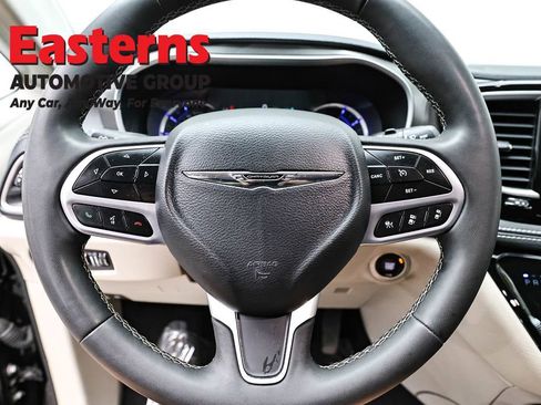 Used 2024 Chrysler Pacifica Select FWD image 10