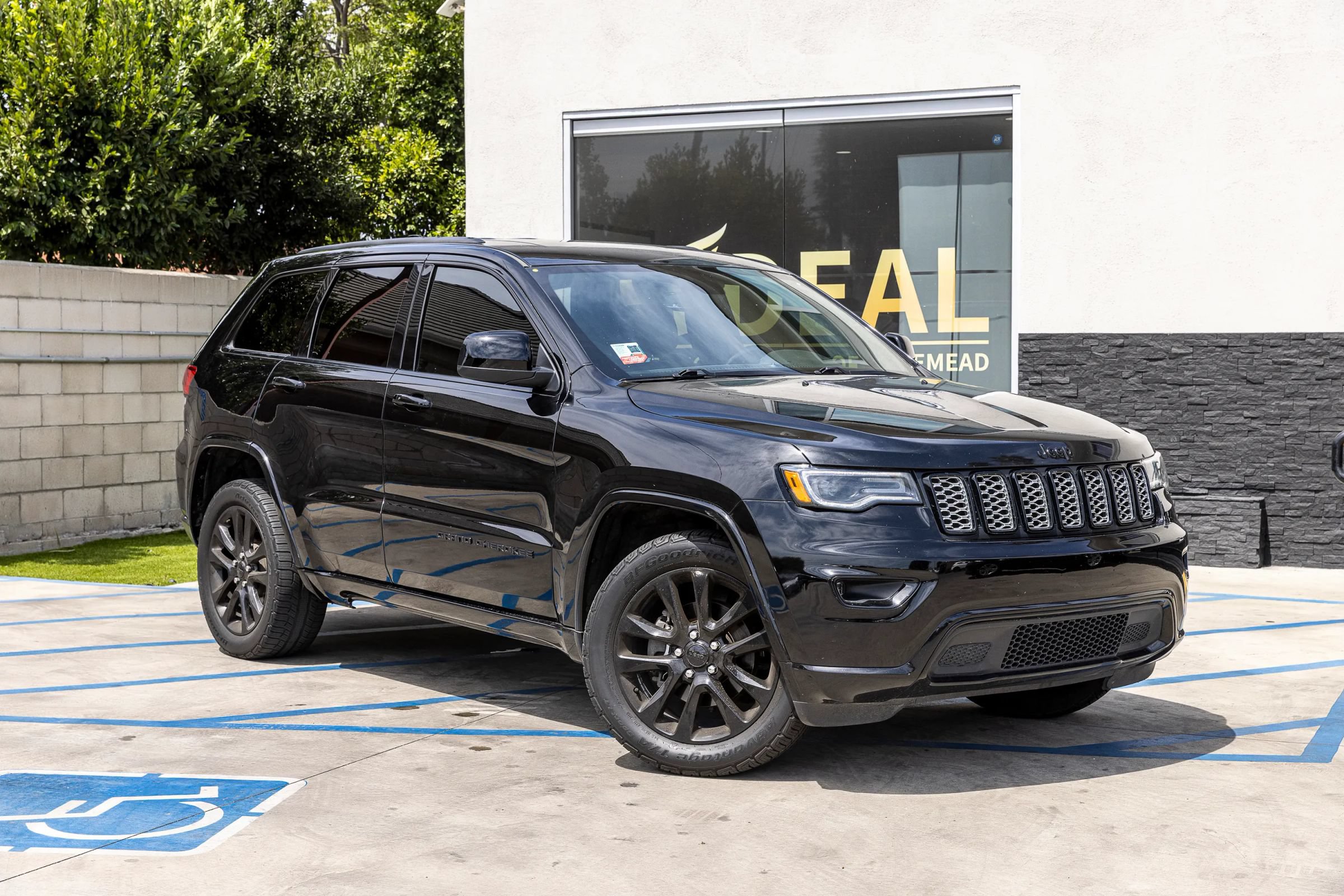 Used 2020 Jeep Grand Cherokee Altitude AWD/4WD image 2