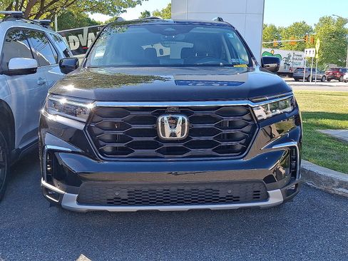 Used 2025 Honda Pilot Elite image 2