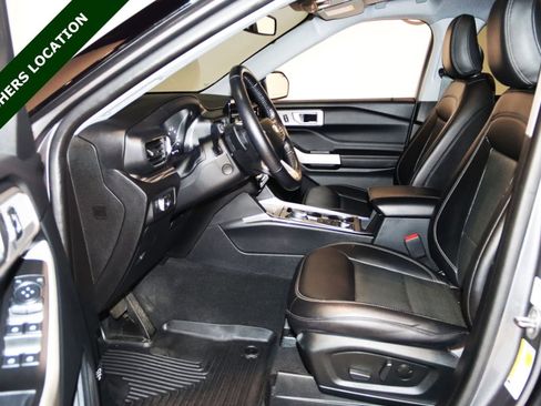 Used 2021 Ford Explorer Limited w/ Equipment Group 301A AWD/4WD image 35