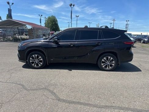 Used 2021 Toyota Highlander XLE AWD/4WD image 2