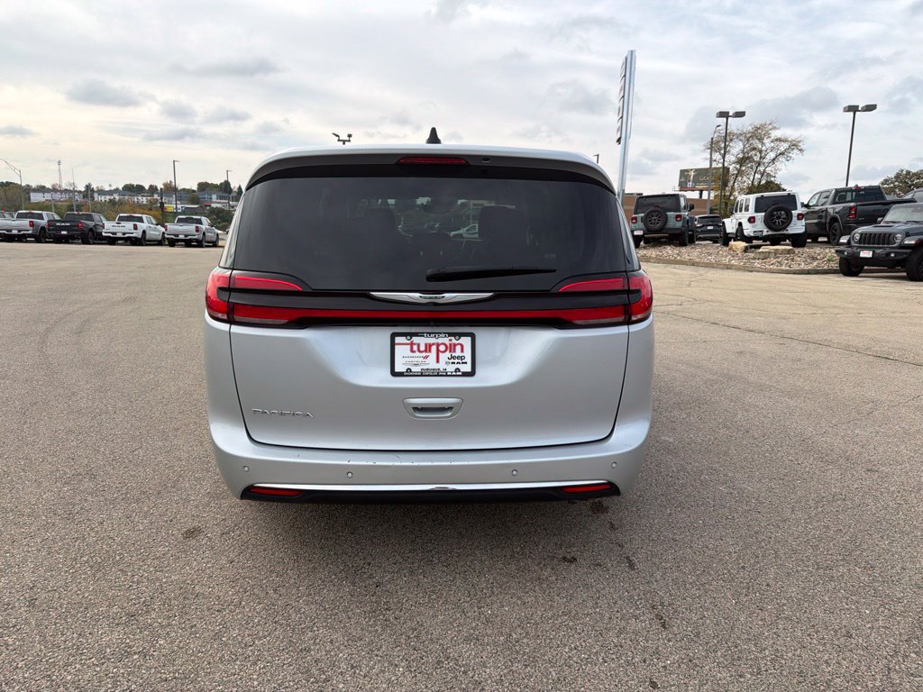 Used 2024 Chrysler Pacifica Touring-L FWD image 6