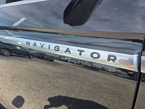 Used 2025 Lincoln Navigator Reserve AWD/4WD image 17