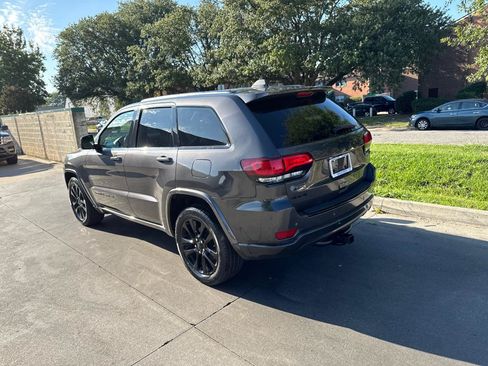 Used 2017 Jeep Grand Cherokee Altitude AWD/4WD image 9