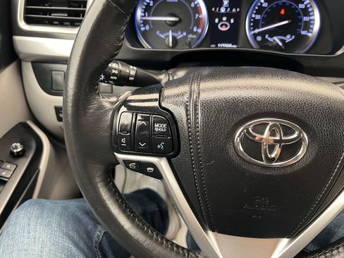 Used 2014 Toyota Highlander XLE AWD/4WD image 31