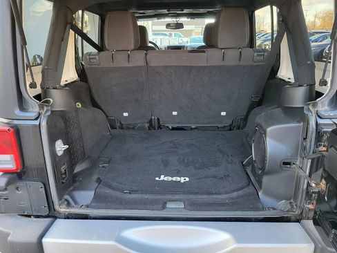 Used 2014 Jeep Wrangler Unlimited Sahara w/ Dual Top Group AWD/4WD image 10