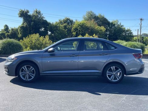 Used 2024 Volkswagen Jetta SE FWD image 4