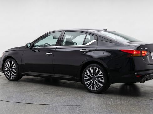 Used 2025 Nissan Altima 2.5 SV FWD image 6