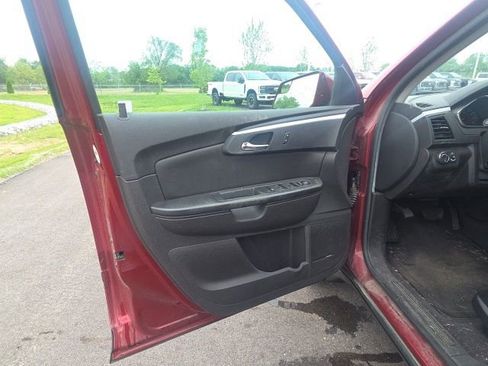Used 2011 Chevrolet Traverse LT w/ Personal Connectivity Package FWD image 24