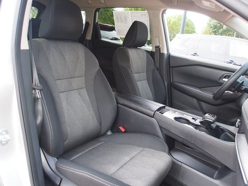Used 2024 Nissan Rogue SV FWD image 11