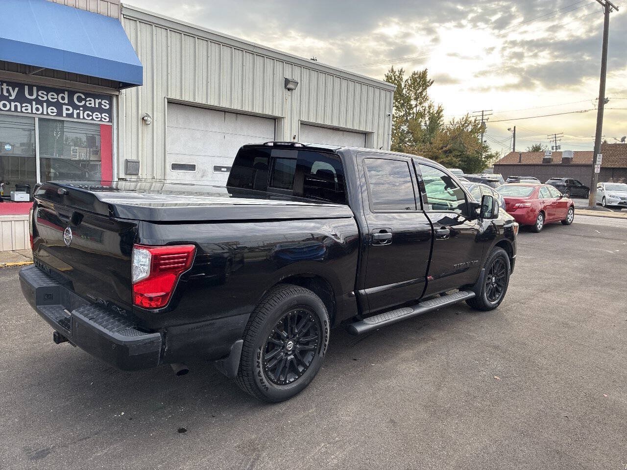Used 2018 Nissan Titan SV AWD/4WD image 6