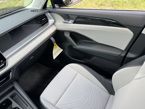 New 2026 Volkswagen Tiguan SE FWD image 26