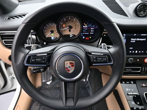 Certified 2025 Porsche Macan AWD/4WD image 19