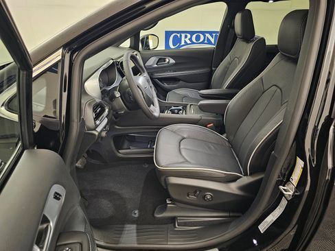 New 2026 Chrysler Pacifica Limited image 12