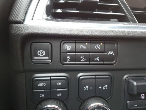 Used 2025 Chevrolet Suburban RST image 16