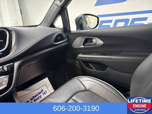 Used 2025 Chrysler Pacifica Limited FWD image 22