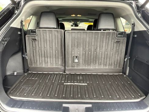 Used 2021 Toyota Highlander XLE AWD/4WD image 34