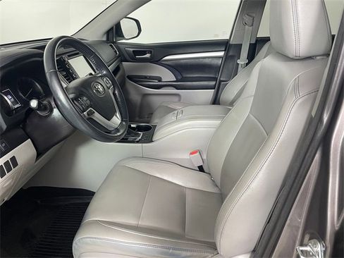Used 2018 Toyota Highlander XLE image 2