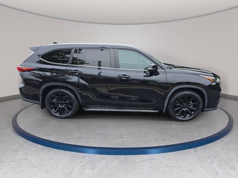 Used 2024 Toyota Highlander XLE FWD image 4