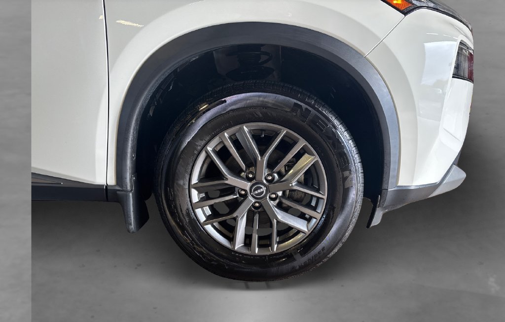 Used 2023 Nissan Rogue S AWD/4WD image 19