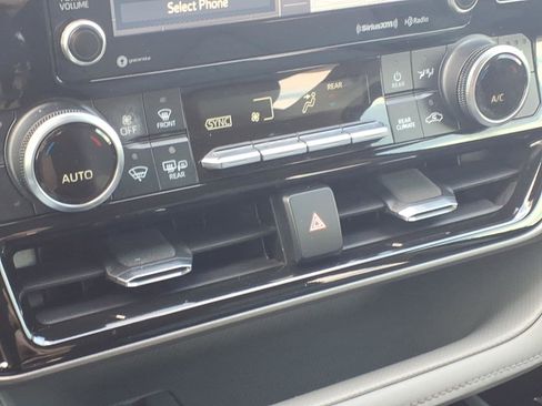 Used 2021 Toyota Highlander XLE image 22