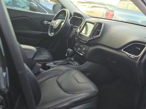 Used 2019 Jeep Cherokee Trailhawk image 6