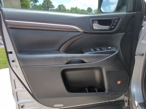 Used 2015 Toyota Highlander Limited AWD/4WD image 14